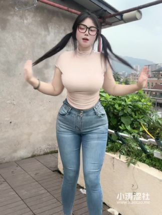 微密圈可爱的肉巴黑丝新作，微胖女神的独特魅力展现